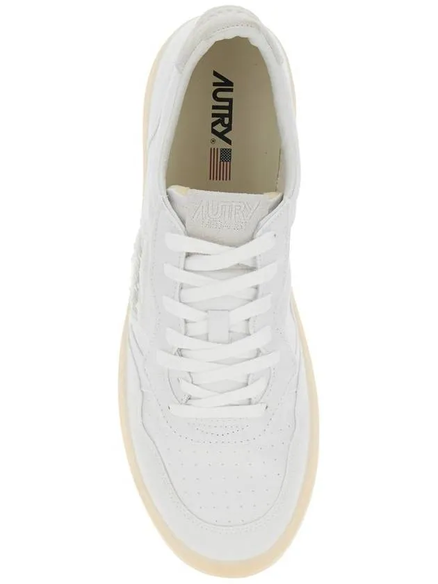'Medalist' White Low Top Sneakers With Embossed Logo On The Tongue In Grained Leather Man